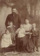 Carl and Frieda Strehlow with their children