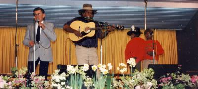Morris Traeger singing, Gus Williams on guitar and Warren and Clyde