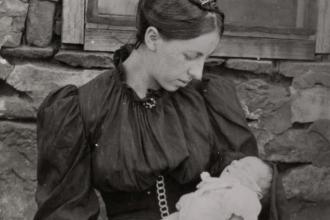 Frieda Strehlow and her first child Friedrich