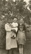 Group portrait of Marianna with Helene Albrecht